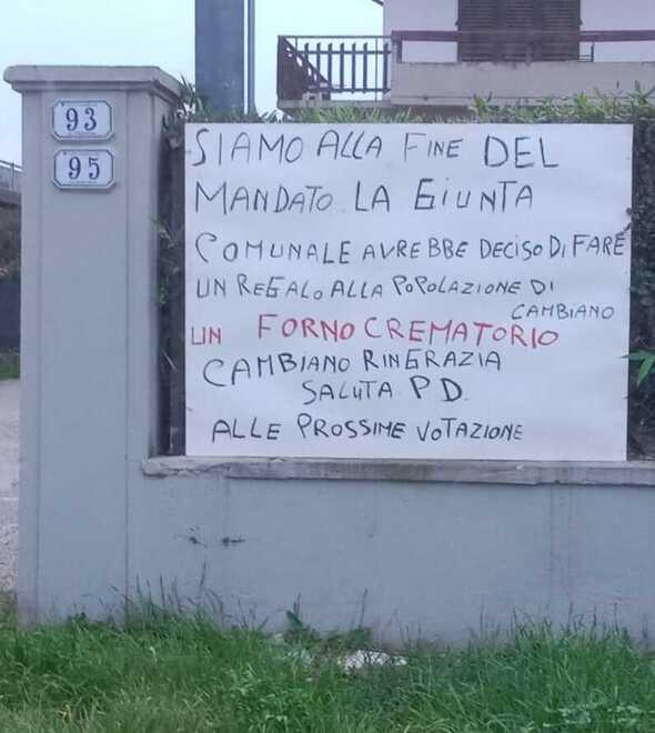 Uno degli striscioni appesi a Cambiano contro il forno crematorio