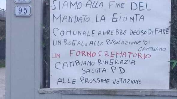 Uno degli striscioni appesi a Cambiano contro il forno crematorio