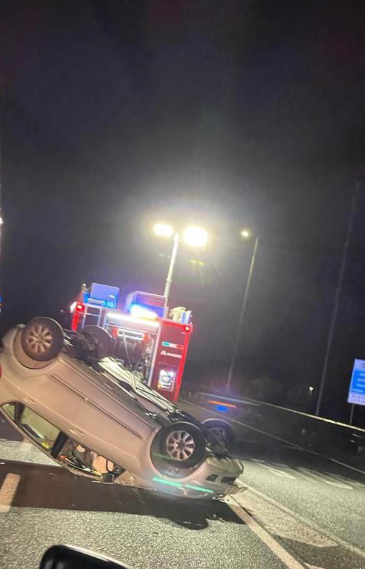 Due auto ribaltate dopo lo scontro in Variante