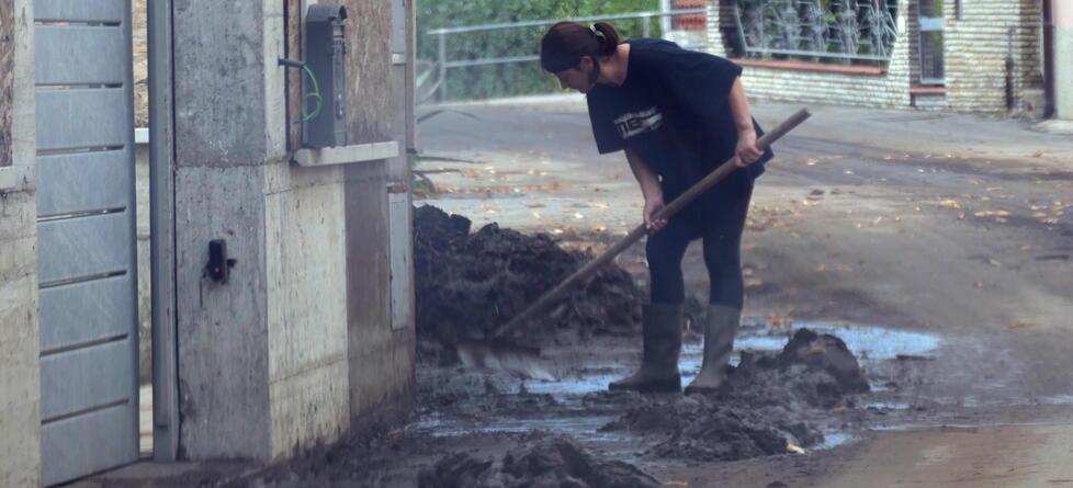 Interventi a Bozzano per portare via il fango dopo l’esondazione (fotoservizio Paglianti)