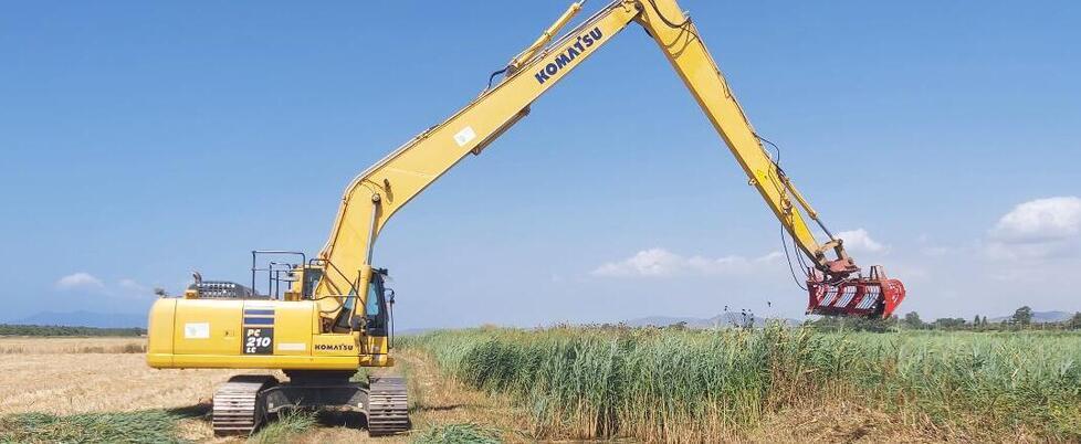 Nella foto un mezzo del Consorzio Toscana 5 Costa al lavoro su un fosso