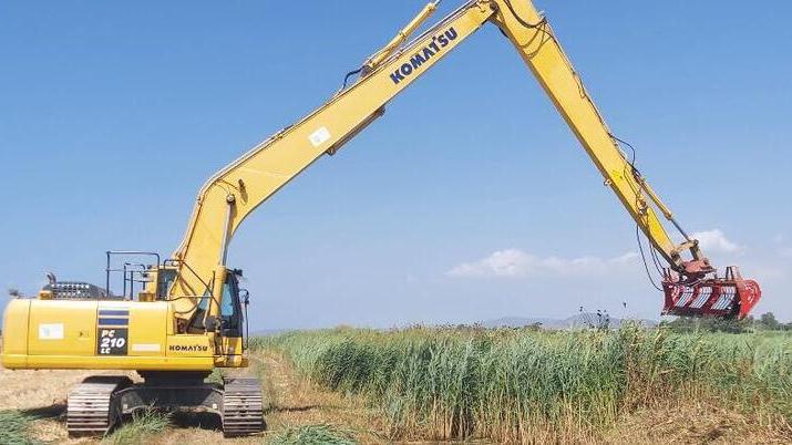 Nella foto un mezzo del Consorzio Toscana 5 Costa al lavoro su un fosso