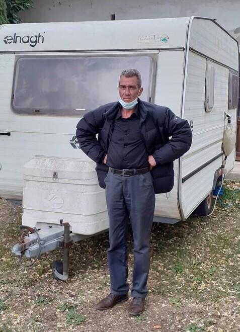 Brazzolo, da un anno vive nella roulotte 