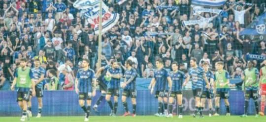 L’abbraccio tra i giocatori nerazzurri dopo uno dei gol messi a segno nel match contro il Modena (Foto Muzzi)
