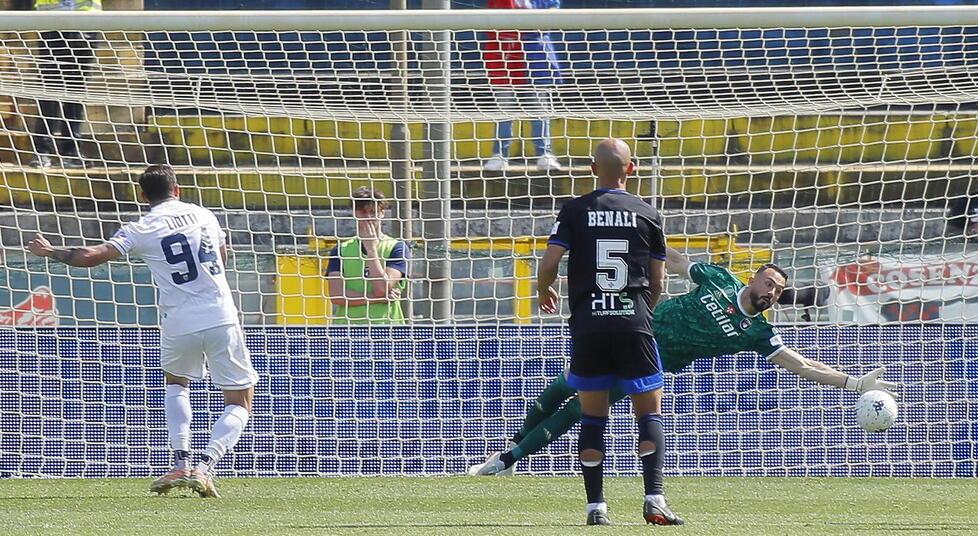 Ecco il  pesantissimo calcio di rigore realizzato da Liotti nel match dello scorso campionato (foto Muzzi)