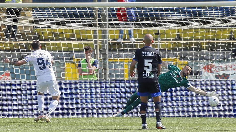 Ecco il pesantissimo calcio di rigore realizzato da Liotti nel match dello scorso campionato (foto Muzzi)