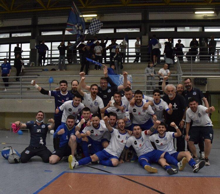 Una esultanza dei giocatori del Futsal Prato dopo aver ottenuto una vittoria