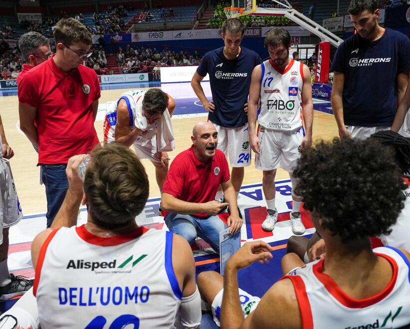 Coach Barsotti a colloquio coi suoi Herons (foto Nucci)