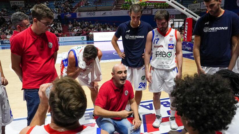 Coach Barsotti a colloquio coi suoi Herons (foto Nucci)