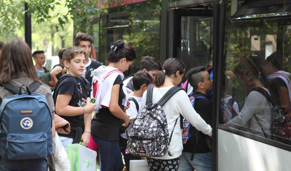 Decine di studenti lasciati a piedi in via Emilia 