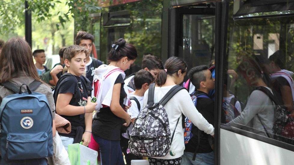 Decine di studenti lasciati a piedi in via Emilia