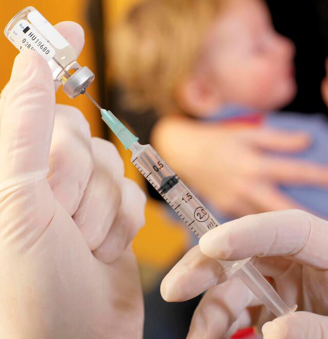 Influenza, c’è il vaccino per i bimbi da 6 mesi a 6 anni. Per gli adulti è disponibile anche in farmacia