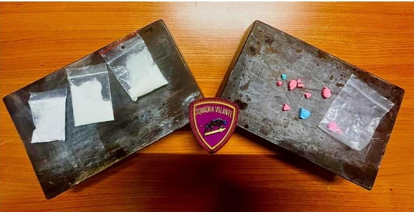 Karaoke, drink e ketamina: chiuso un locale che serviva droga nel vassoio