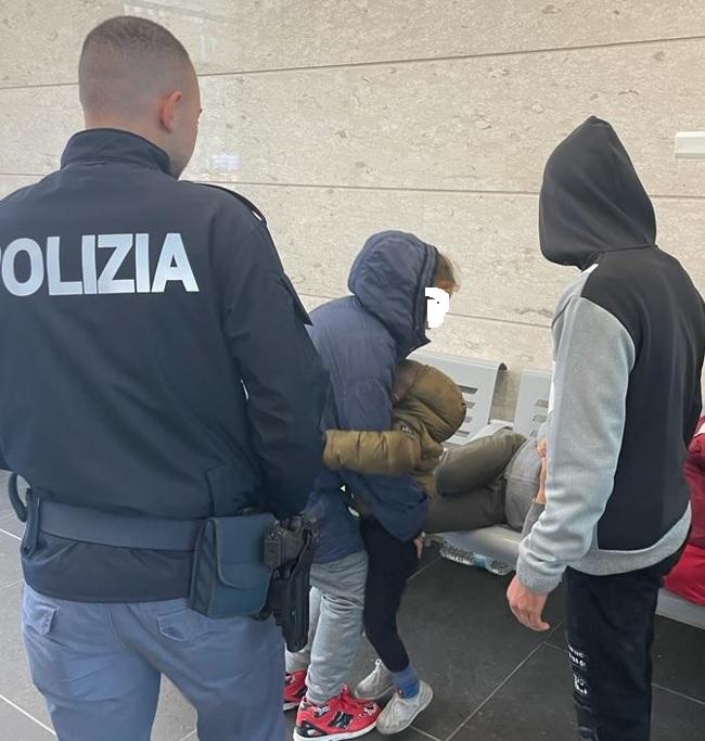Famiglia con due bimbi piccoli non sa dove passare la notte, gli agenti pagano l’albergo
