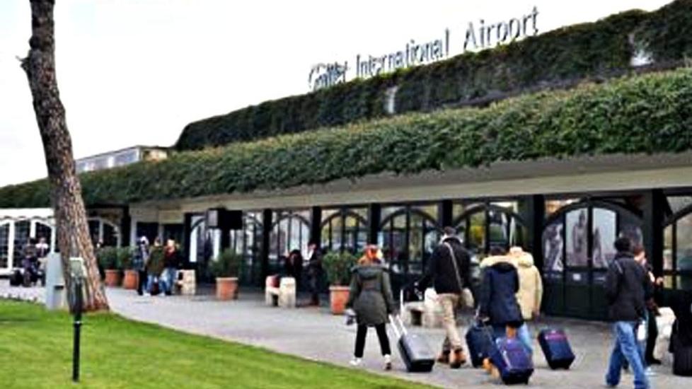 Aeroporto Galilei, aggredisce un addetto all’imbarco perché non vuole rispettare le regole sul bagaglio