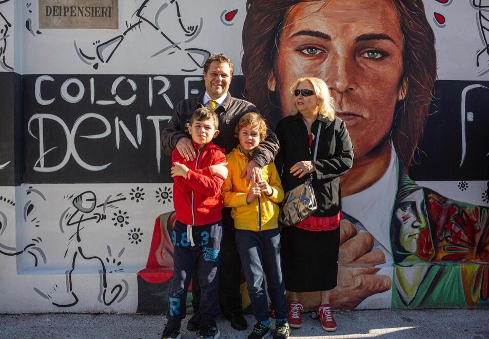 La famiglia di Riccardo Cioni davanti al murale di via dei Pensieri (foto Daniele Stefanini/Silvi)
