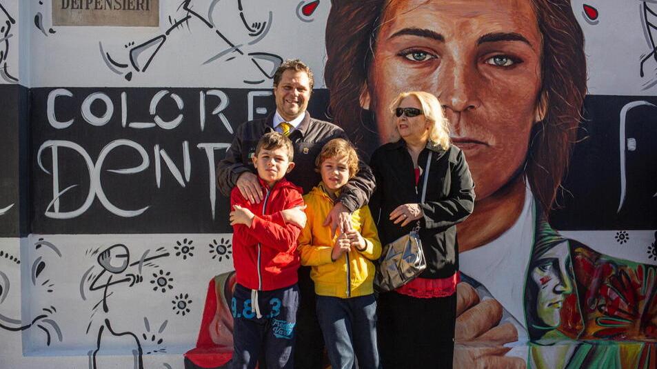 La famiglia di Riccardo Cioni davanti al murale di via dei Pensieri (foto Daniele Stefanini/Silvi)