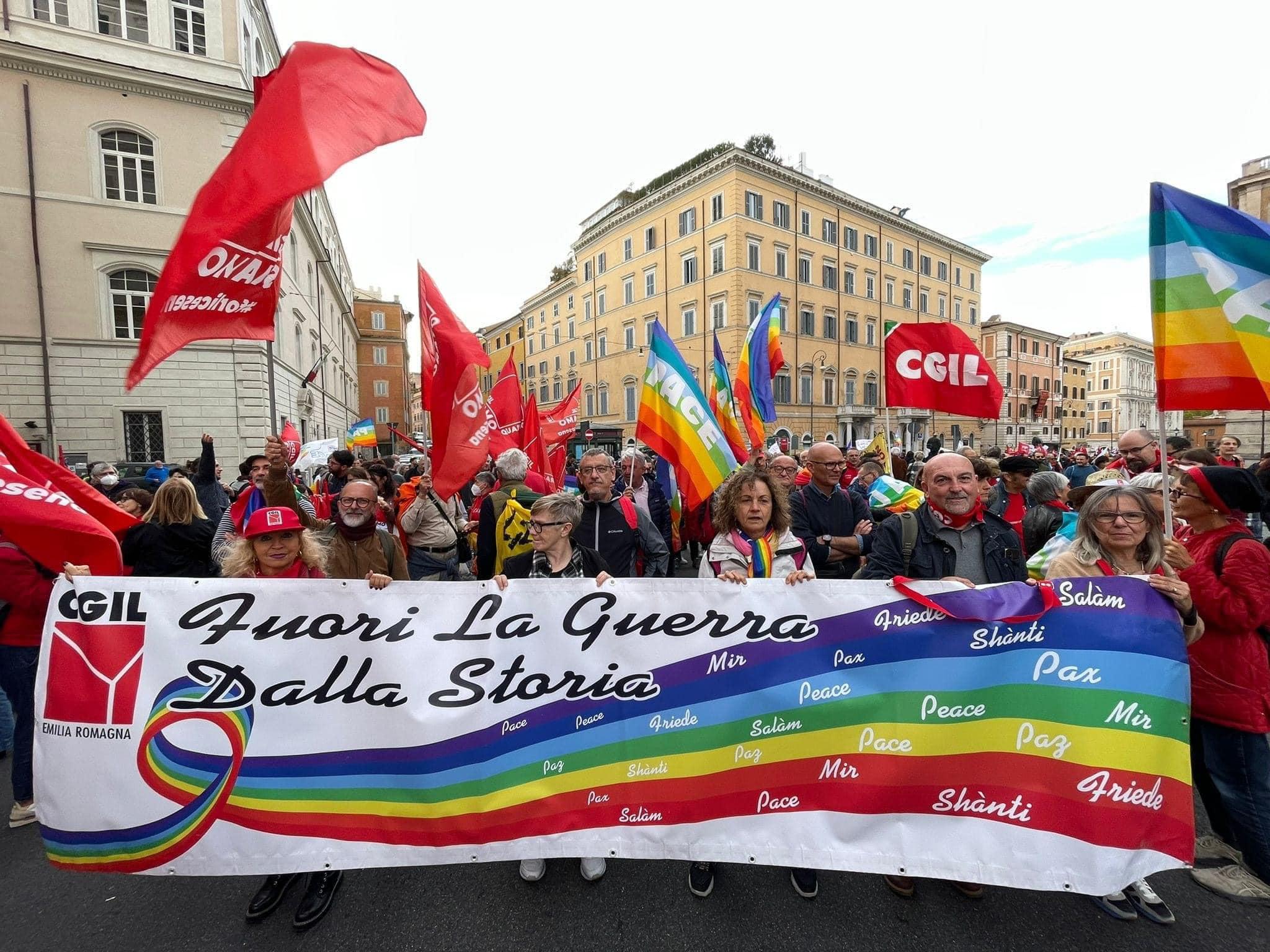 Oltre trecento reggiani a Roma: «Il governo Meloni tuteli la pace»