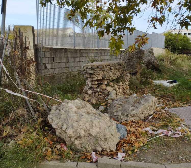 Sassari, l’acquedotto romano della zona industriale tra i rifiuti e le erbacce