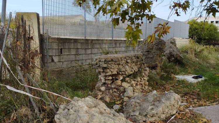 Sassari, l’acquedotto romano della zona industriale tra i rifiuti e le erbacce