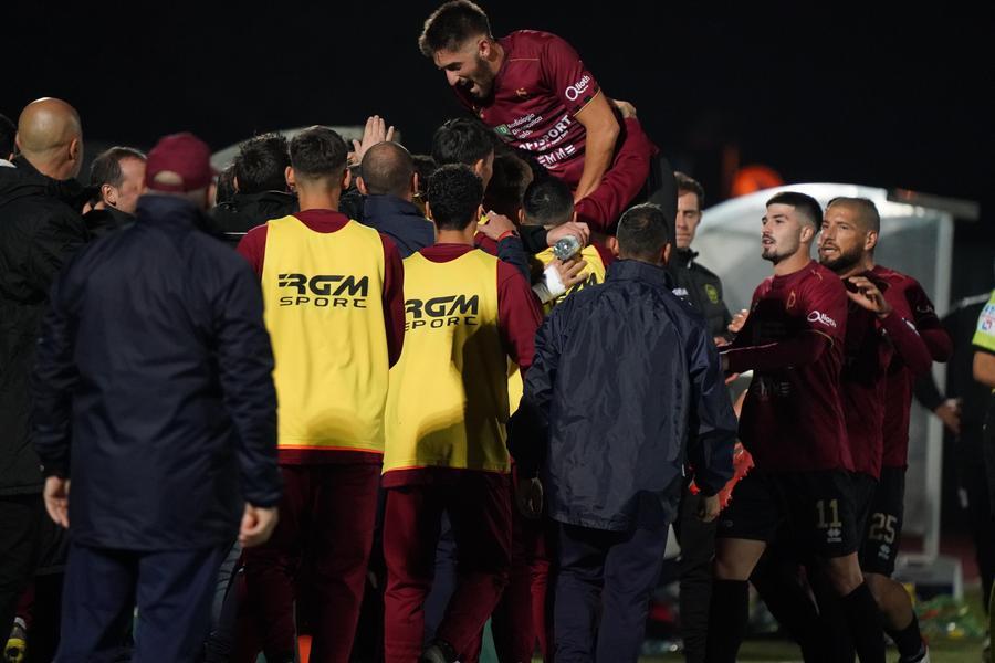 
	Esultano i giocatori del Pontedera: terza vittoria di fila per i granata (Foto di Franco Silvi)

