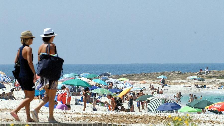 Bagnanti nella spiaggia di Is Aruttas
