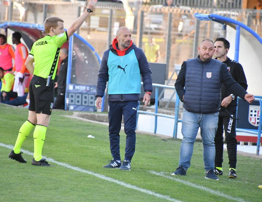 La Torres vince ma non convince: errori difensivi e disattenzioni. Curva e tribuna si dividono su mister Greco