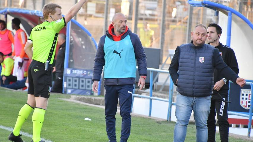 La Torres vince ma non convince: errori difensivi e disattenzioni. Curva e tribuna si dividono su mister Greco