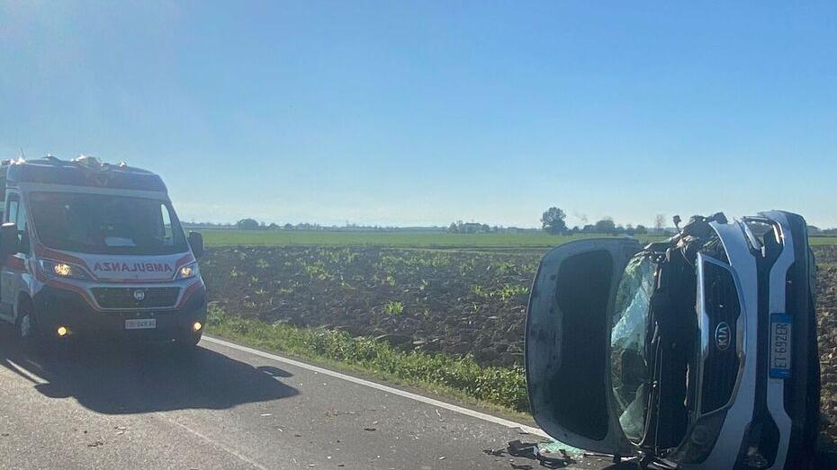 Schianto a Carpi, due auto nel fossato