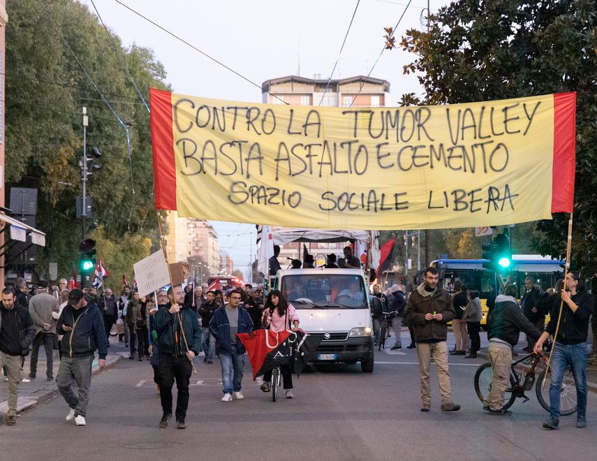«No a inquinamento e asfalto». In 200 in corteo a Modena a ritmo di samba