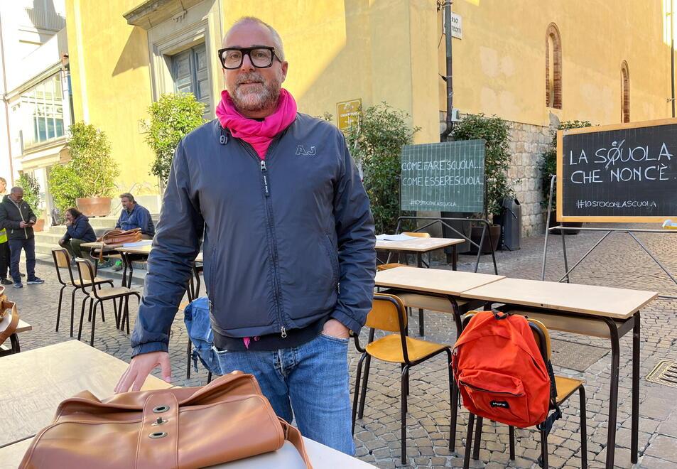 Pugno all’alunno, a Pontedera banchi e lavagne in piazza. Il sindaco Franconi: «Questa scuola non funziona più»