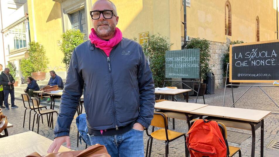 Pugno all’alunno, a Pontedera banchi e lavagne in piazza. Il sindaco Franconi: «Questa scuola non funziona più»
