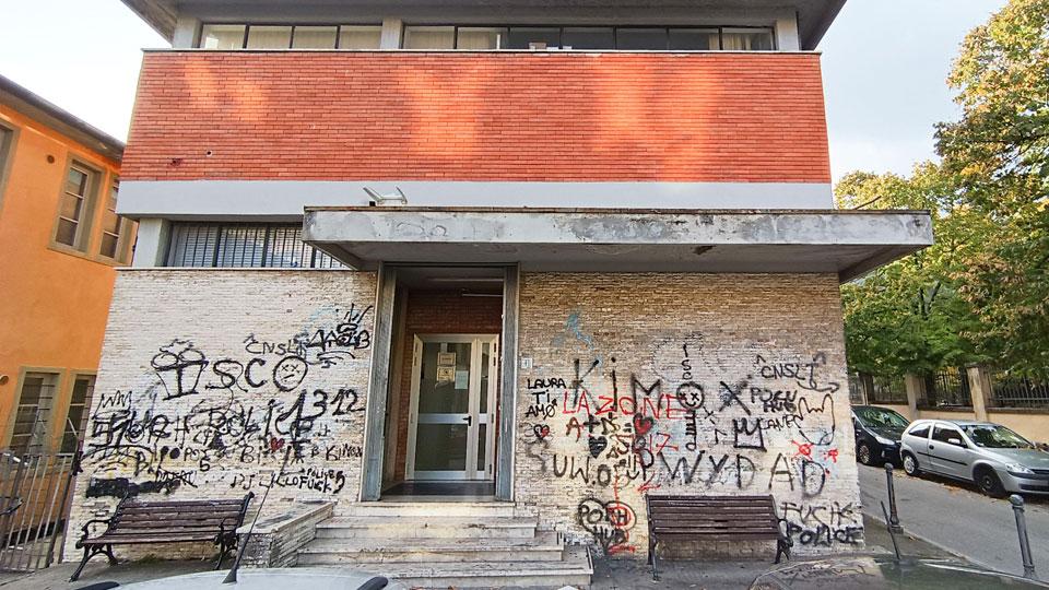 Soldi per la colazione e le sigarette, chi non si piega rischia il pestaggio: così agiscono le due baby gang a Pescia