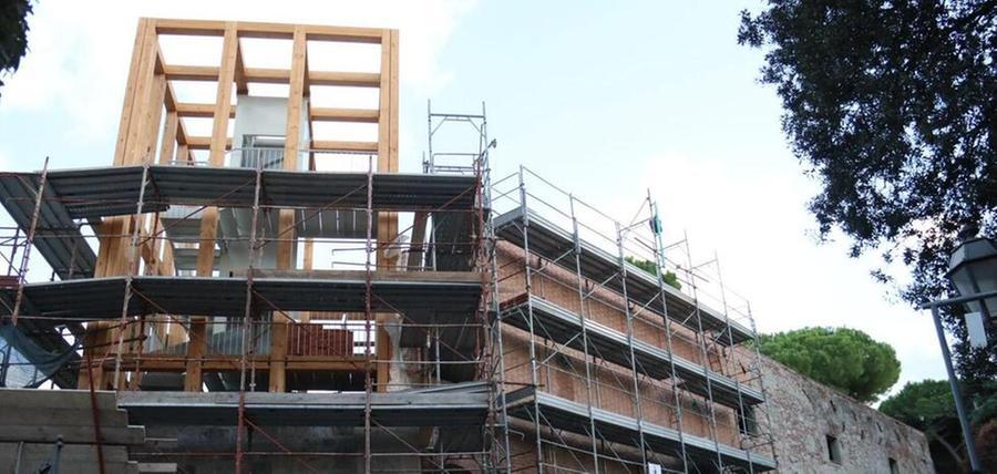 
	Il cantiere in citt&agrave; per il recupero dell'area delle mura al Giardino Scotto (Foto Muzzi)

