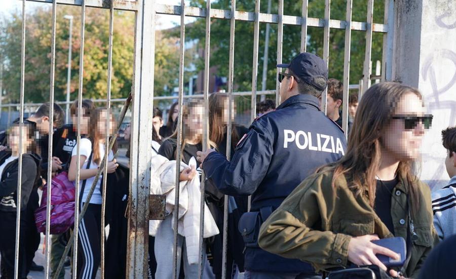 
	Le forze dell'ordine presidiano il villaggio scolastico di Pontedera nel giorno della Festa delle matricole (Foto di Franco Silvi)

