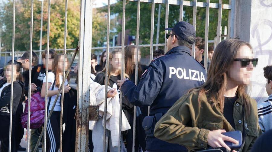 Le forze dell'ordine presidiano il villaggio scolastico di Pontedera nel giorno della Festa delle matricole (Foto di Franco Silvi)