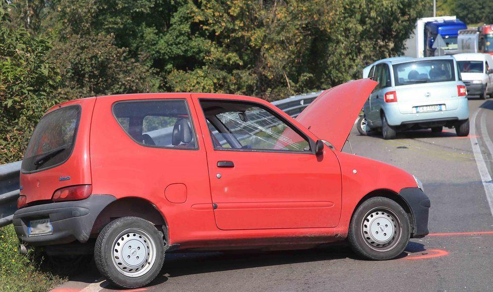 Schianto frontale, due feriti 