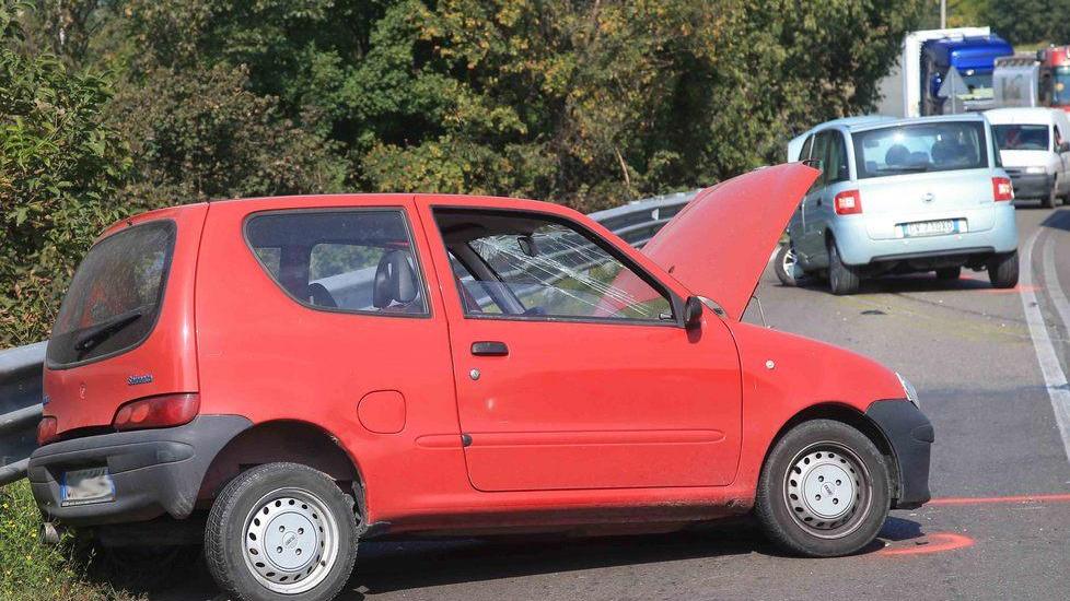 Schianto frontale, due feriti