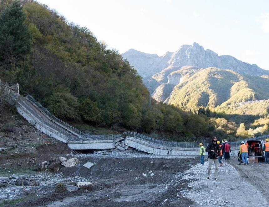 Pochi secondi e dopo 70 anni il ponte Tambura non esiste più – Video