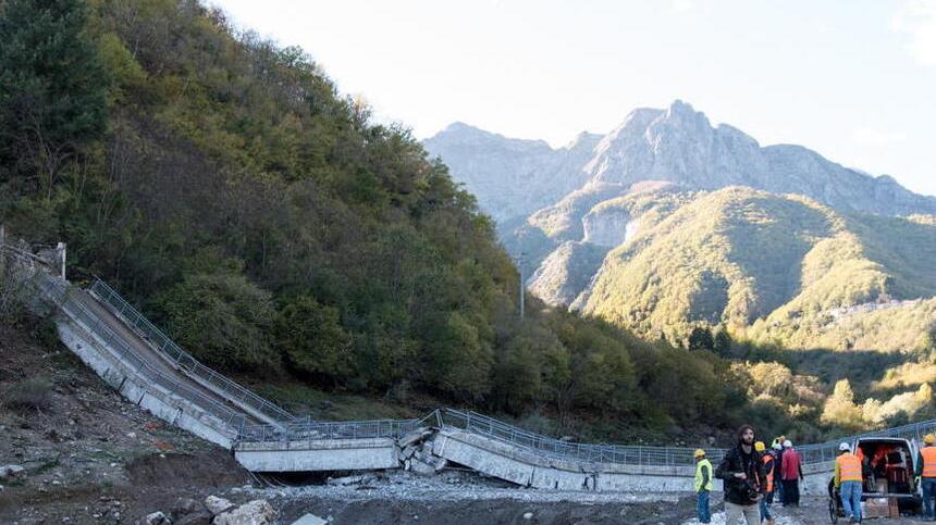 Pochi secondi e dopo 70 anni il ponte Tambura non esiste più – Video