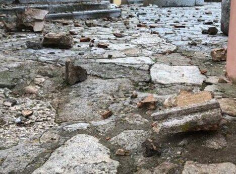 Un fulmine si abbatte sul campanile di Poggio, precipitano pezzi di cornicione