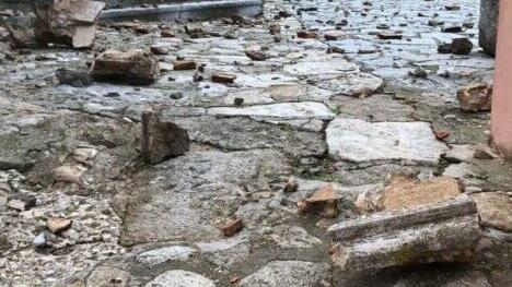 Un fulmine si abbatte sul campanile di Poggio, precipitano pezzi di cornicione