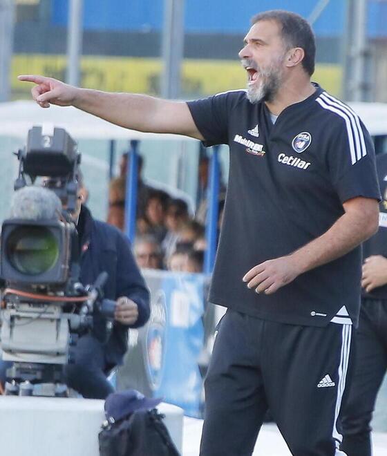 
	Tutta la grinta di Luca D'Angelo, allenatore del Pisa (Foto Muzzi)

