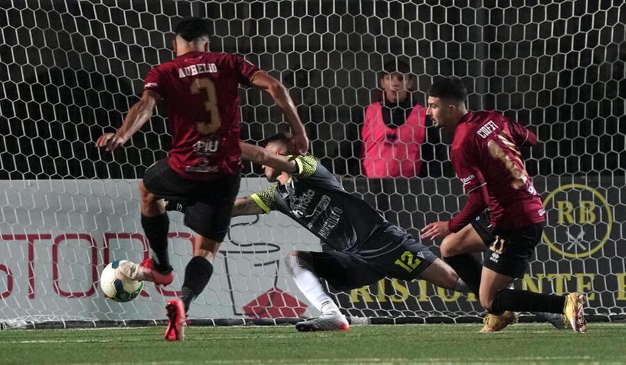 
	Aurelio sigla&nbsp;il gol che basta al Pontedera per battere il Rimini (Foto di Franco Silvi)


