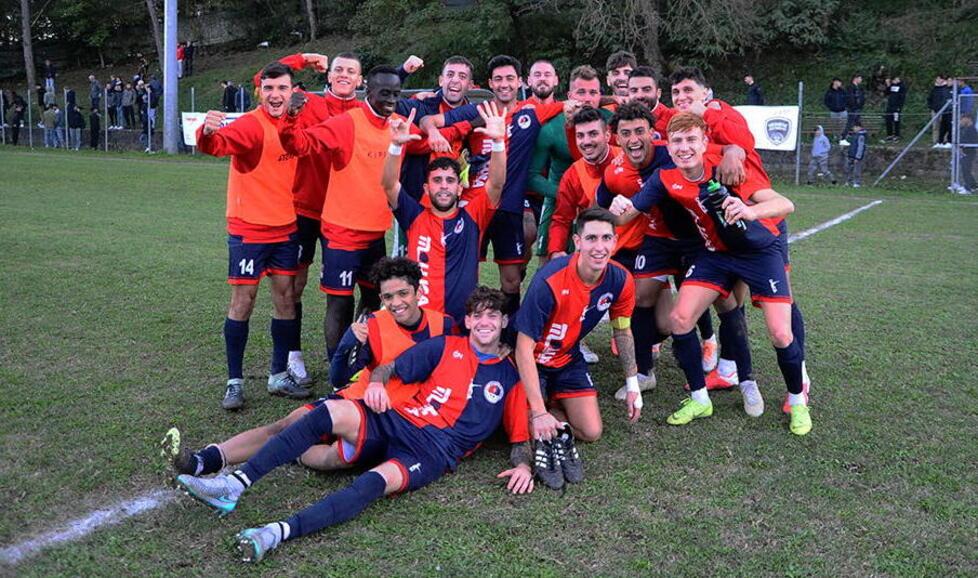 Cecina, cuore oltre l’ostacolo: vince il derby in 9 contro 11 