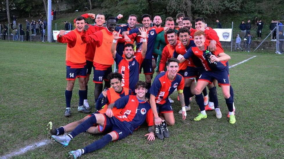 Cecina, cuore oltre l’ostacolo: vince il derby in 9 contro 11