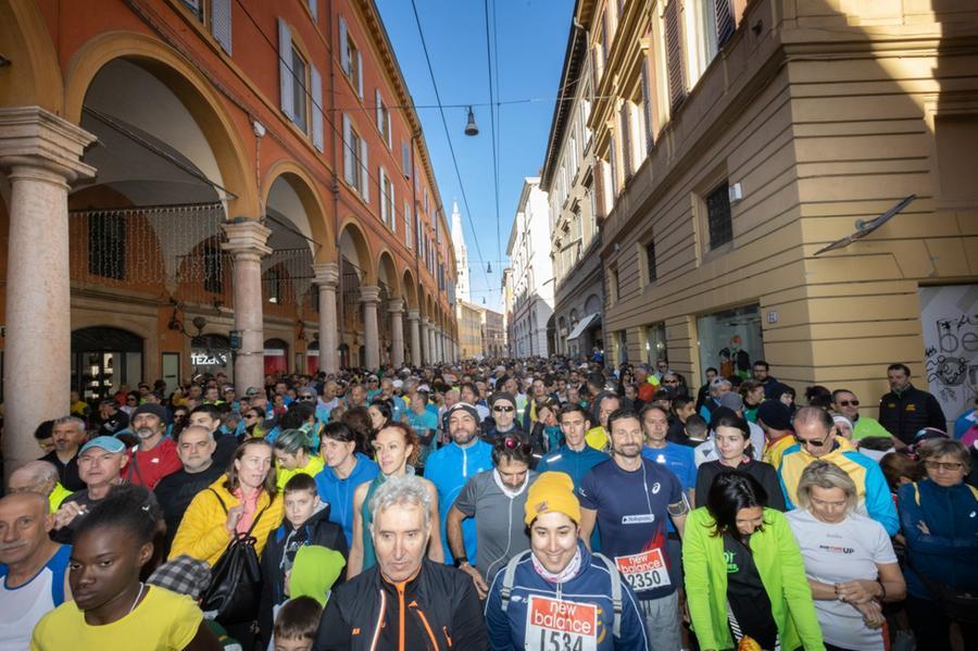 Modena, tutti pazzi per la CorriMutina: in migliaia al via – VIDEO E FOTOGALLERIE