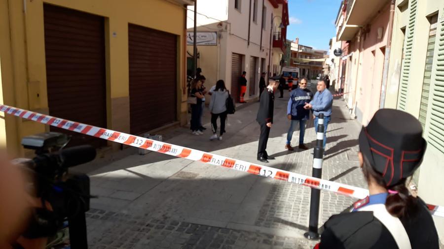 
	I carabinieri nella via dove si &egrave; consumato il femminicidio a Capoterra (foto mario rosas)

