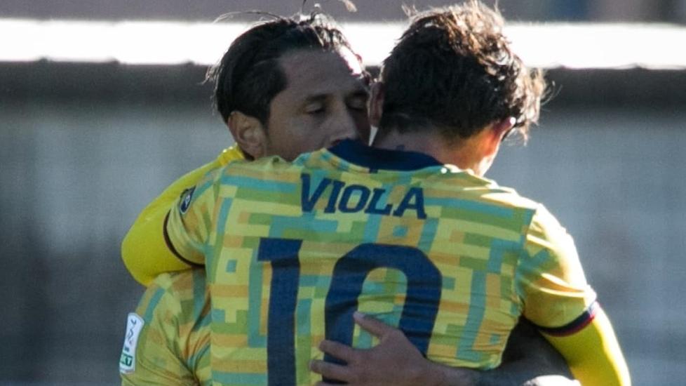 L'abbraccio fra Viola e Lapadula, i due marcatori rossoblù a Bolzano (foto profilo instagram Cagliari calcio)
