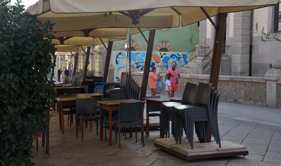 Olbia, locali chiusi e arredi in strada «Via alle rimozioni forzate» 